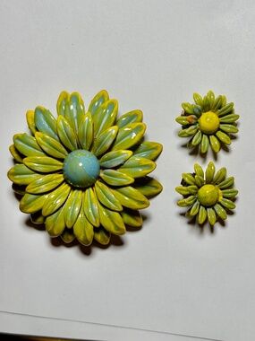 VTG 2.5" MCM Enamel Metal Flower Pin Brooch & Earring Set Green Turquoise Yellow
